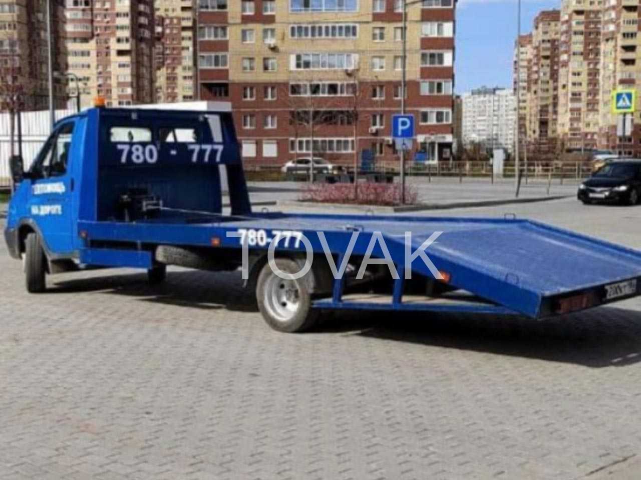 Эвакуатор на улице Мельникайте в Тюмени