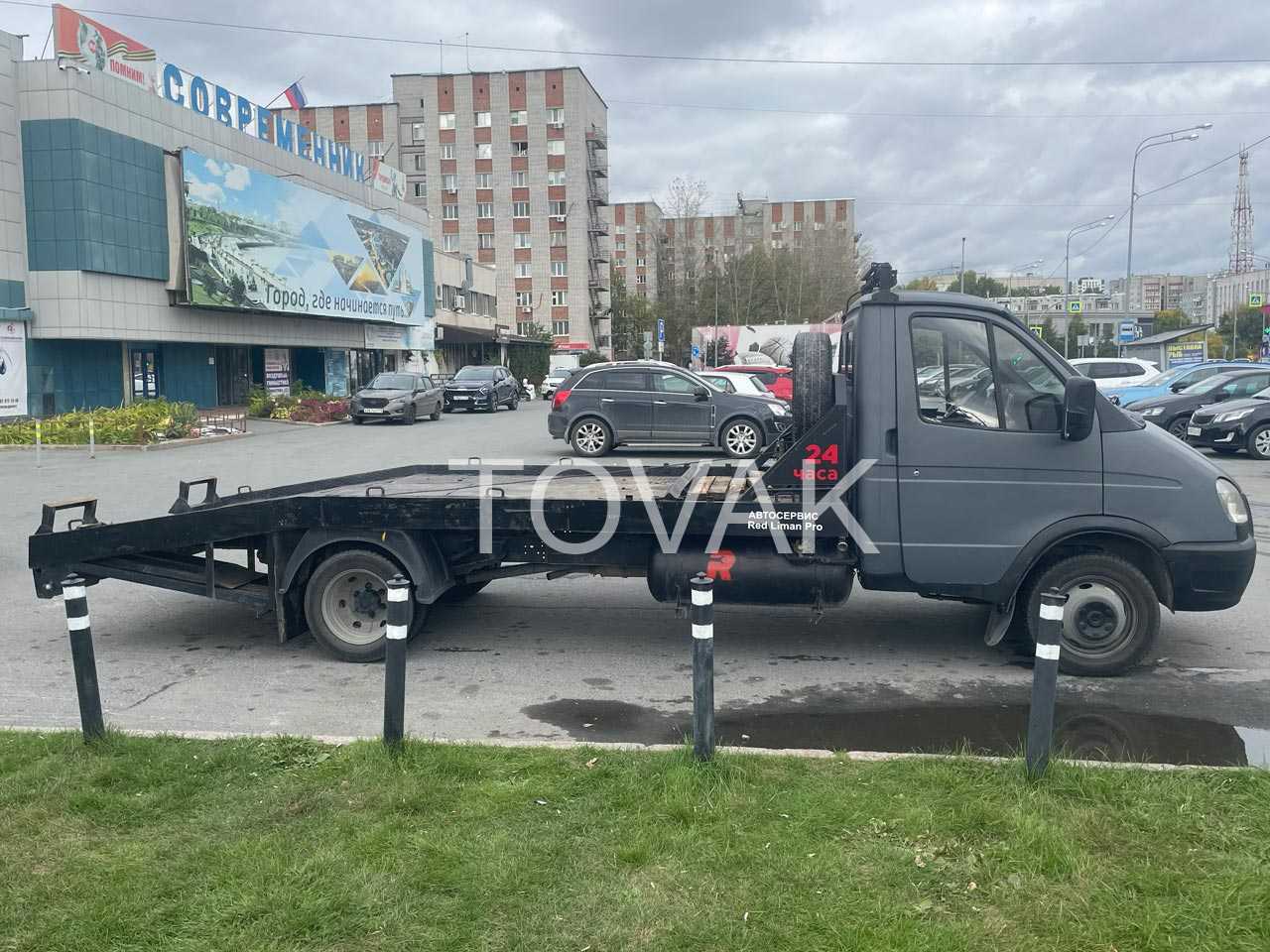 Эвакуатор на улице Мельникайте в Тюмени