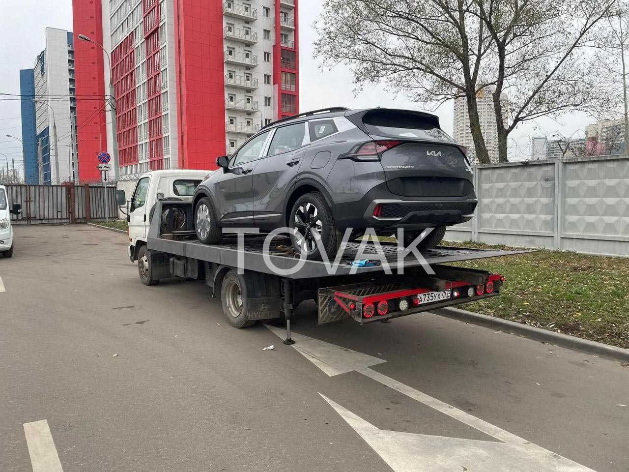 Эвакуатор у метро Владыкино в Москве